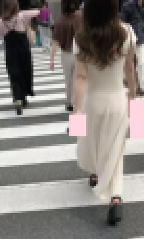 パンティががっつり透けてる服で歩く超美女 サンプル画像