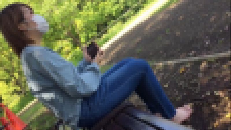 【完全裸足】公園を裸足で歩いて頂いた！ part1 サンプル画像