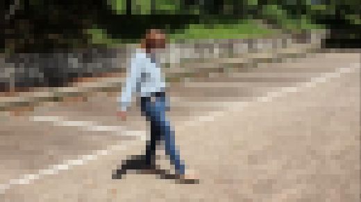 【完全裸足】公園を裸足で歩いて頂いた！part3　サンプル画像3