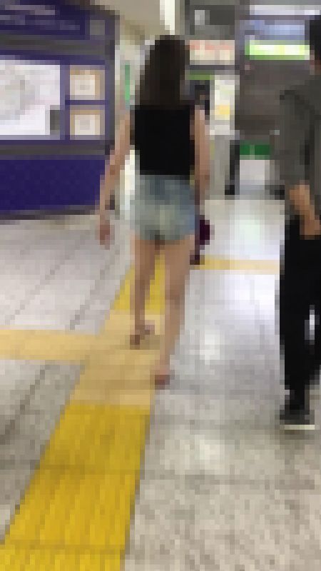 ドスケベムチ尻短パン露出狂女 サンプル画像