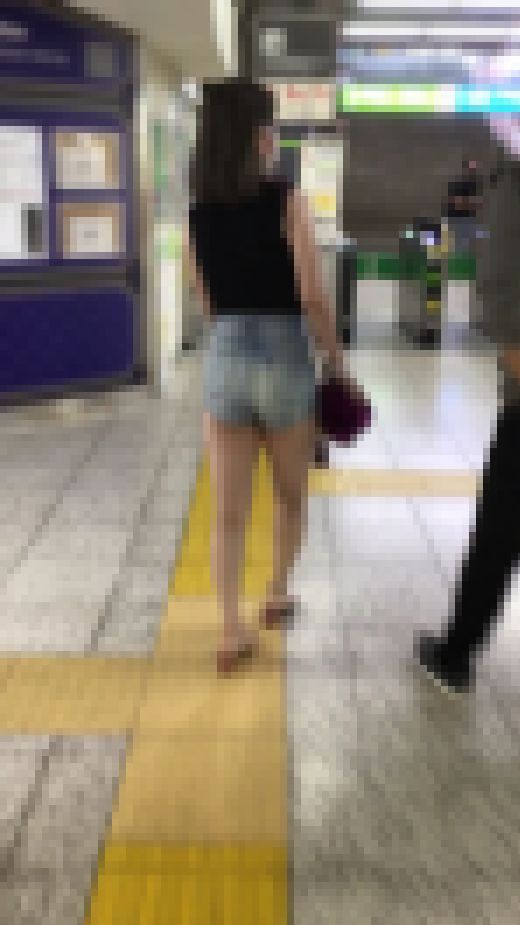 ドスケベムチ尻短パン露出狂女　サンプル画像1