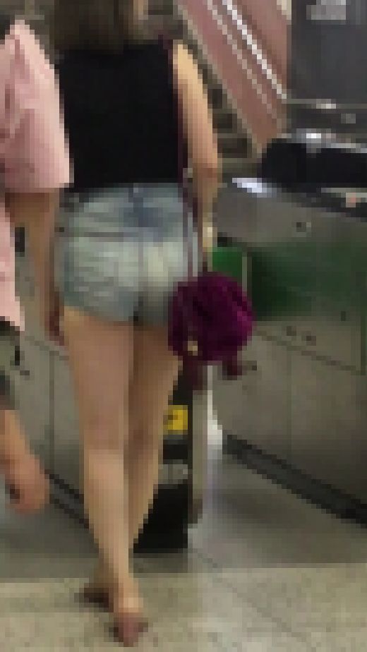 ドスケベムチ尻短パン露出狂女　サンプル画像3