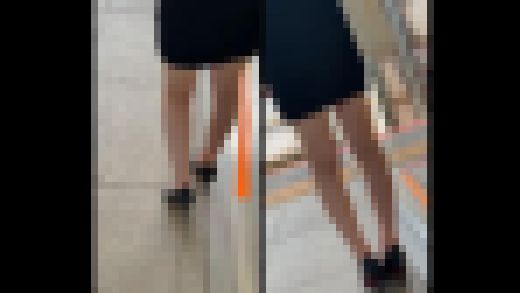 ミニスカなま脚お姉さんの脚組　サンプル画像2