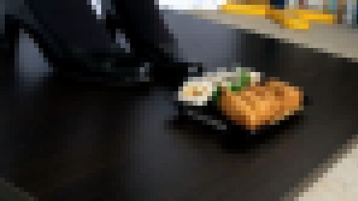 5-4　喪服で食べ物踏み潰し　助六寿司　足元アップVer.　サンプル画像1
