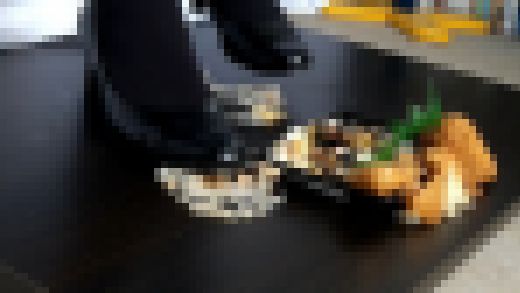 5-4　喪服で食べ物踏み潰し　助六寿司　足元アップVer.　サンプル画像2
