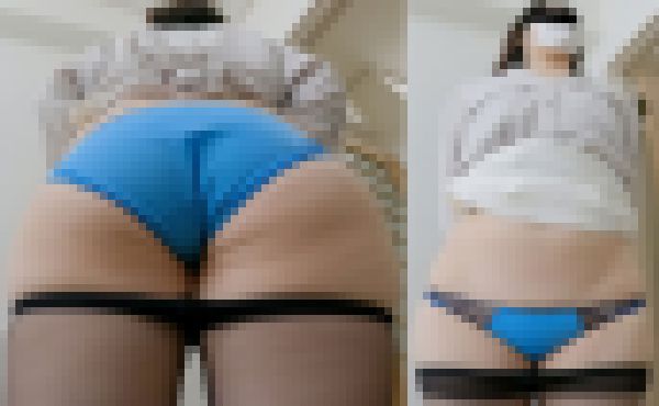 【ワンコイン人妻パンチラ】最後まで恥ずかしいハミ毛に気付かなかった某有名IT系企業の営業おばさん サンプル画像