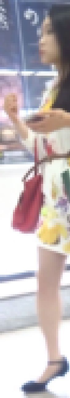 [★新作][★顔出し]パンチラ盗撮 OLさん 黒パンツをパンストの中に発見 O脚の足の隙間からカメラを突っ込み　サンプル画像1