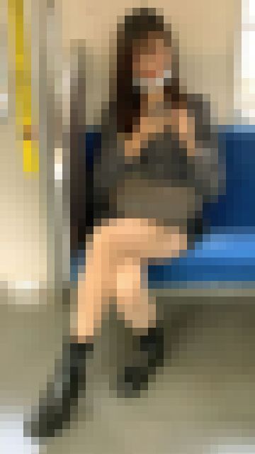 スマホを眺めてニヤニヤするスケベそうな女子大生（其の一）　サンプル画像1