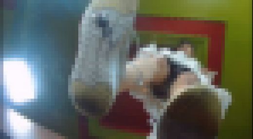 アイドル級美少女のガラステーブルで残酷踏み潰し　スニーカー編　サンプル画像2