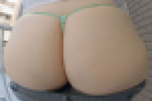 【ワンコイン人妻パンチラ】自分が働くオフィスが見える距離でＴバック晒すデカ尻保険屋おばさん　サンプル画像1