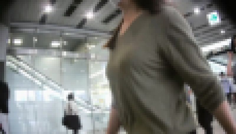 階段で小刻みにおっぱいを揺らすお姉さん サンプル画像