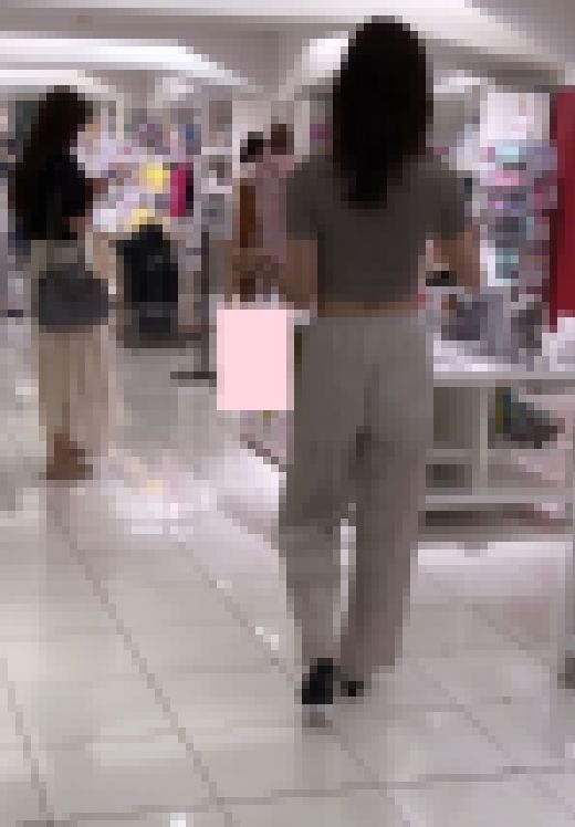 お尻の割れ目丸わかりのSSS級美女　サンプル画像2