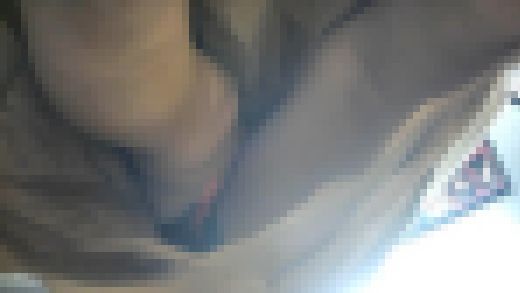 【ローアングる5】なま脚黒Pお姉さん サンプル画像1