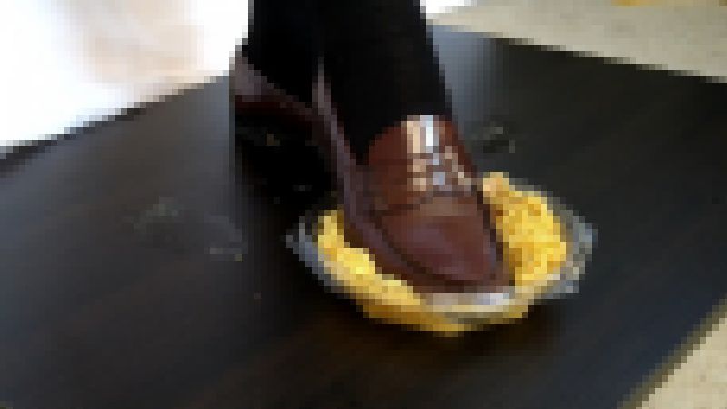 7-2　制服ローファーで冷やし中華をぐちゃぐちゃに踏み潰す　足元アップVer. サンプル画像