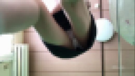 【投稿/白パンチラ】スレンダーお姉さんが掃除しているところ　サンプル画像1