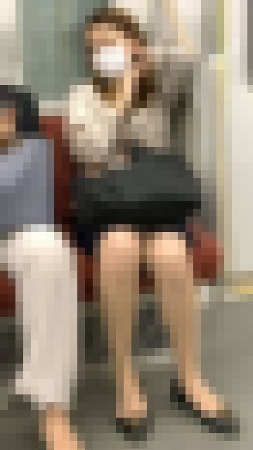 同僚と仲良く話すセクシーな美人OLさん　サンプル画像1