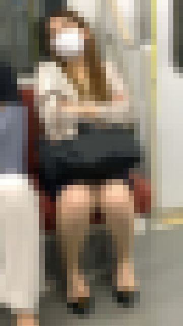 同僚と仲良く話すセクシーな美人OLさん　サンプル画像2