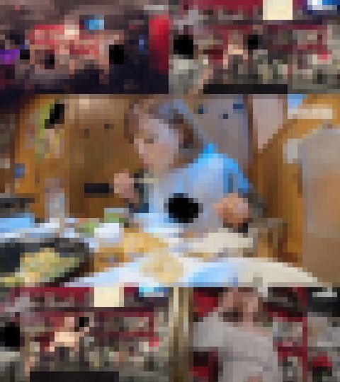 【Barママ×店でエロ行為】Barのママと食事後、店内にて3Pを楽しむ　サンプル画像1