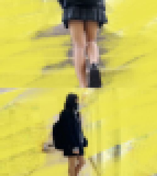 【粘着痴漢】エロい下着の変態J○が電車で潮吹き!トイレに連れ込みフェラ&生中出しからの最後はお掃除フェラまで! サンプル画像1