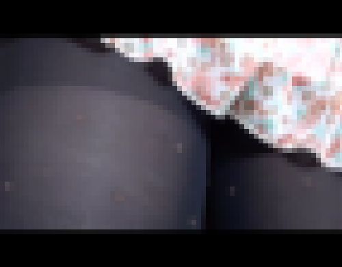 少女の黒スト ギリ盗撮 綺麗な美脚とお尻がたまらない ストッキングに透ける足　サンプル画像1