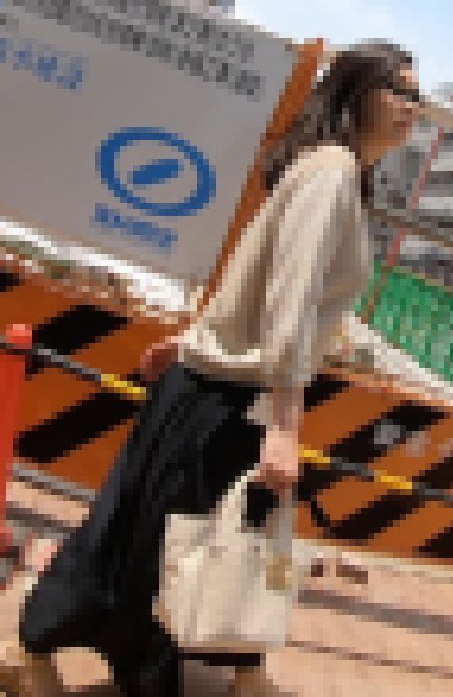 夜は激しく乱れそうな巨パイ眼鏡美女　サンプル画像1