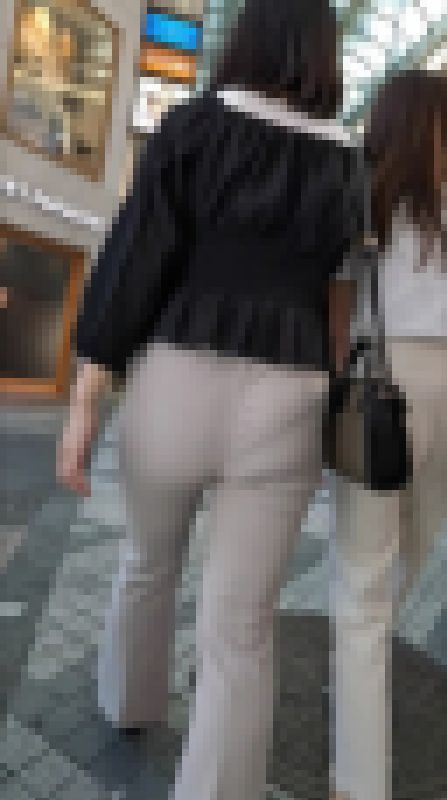 パンティーライン透けてるベージュパンツの大きなお尻 サンプル画像