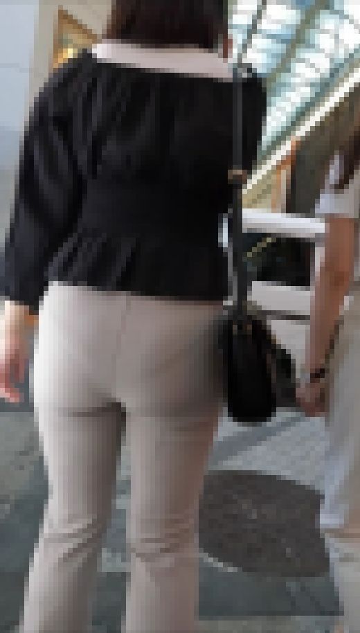 パンティーライン透けてるベージュパンツの大きなお尻　サンプル画像1