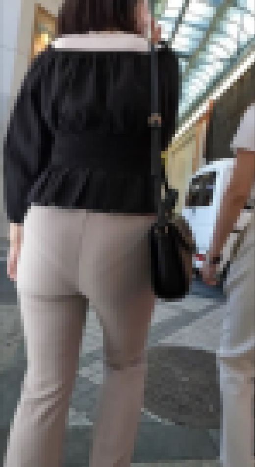 パンティーライン透けてるベージュパンツの大きなお尻　サンプル画像2