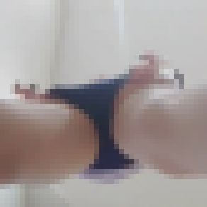 【股間を堪能】仰向けになってる男性の顔を女性が跨いで真下からブルマを見せ、顔面騎乗 サンプル画像
