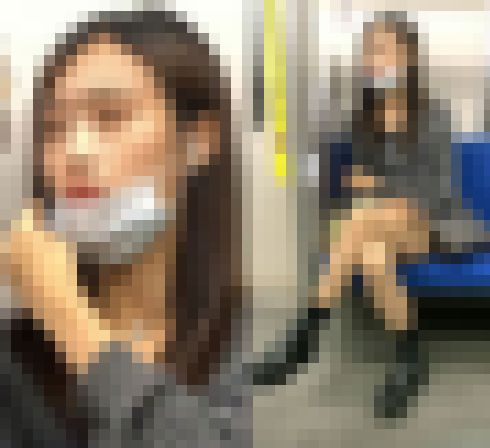 スマホを眺めてニヤニヤするスケベそうな女子大生（其の三） サンプル画像