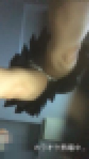 【なぎちゃん③】制服娘がカラオケで熱唱中に逆さ撮り【真下からのパンチラ盗撮】　サンプル画像1