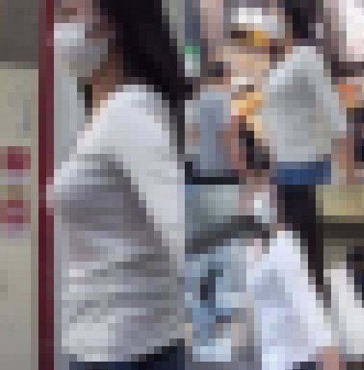 フェロモンを撒き散らし颯爽と歩く色気ムンムン美女　サンプル画像1