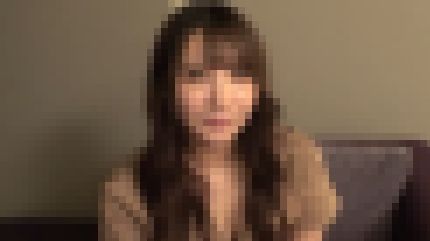美人の22歳キャンギャルが初ハメ撮りで奥まで巨根で突かれて喘ぐ サンプル画像