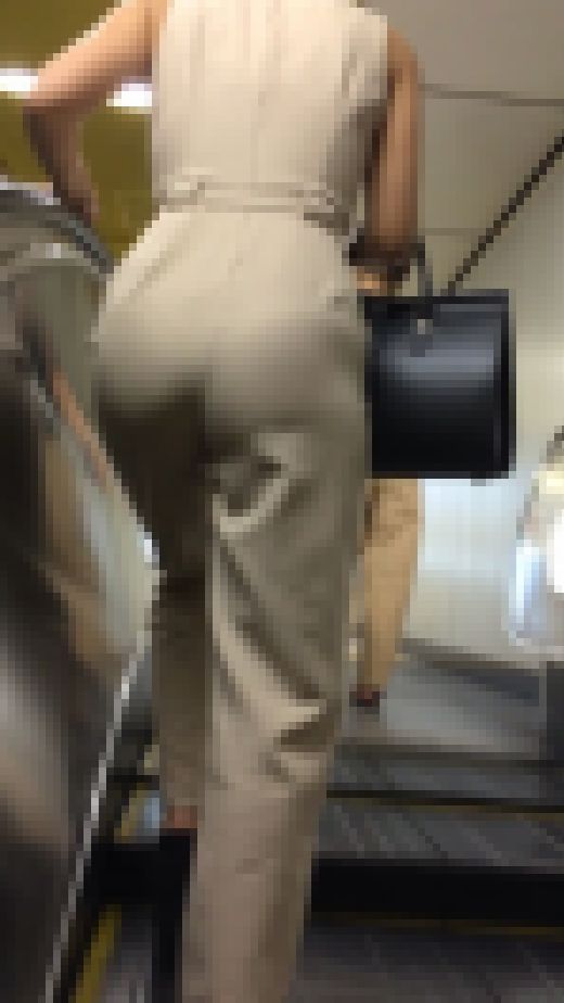 《◆最終値下げ◆》　【コンサート会場へ向かうTバック美女】　サンプル画像1