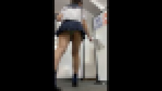 【のぞみちゃん①】ムッチムチな太ももJ●の逆さ撮り【塾で盗撮】　サンプル画像3