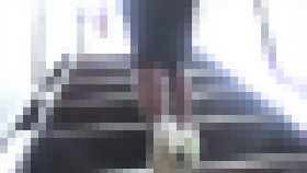 素人娘 Y子のフェチ教育 マンションの階段でスカートを捲りあげておじさんにパンスト越しのパンツを見せる調教編 4K相当画質　サンプル画像1