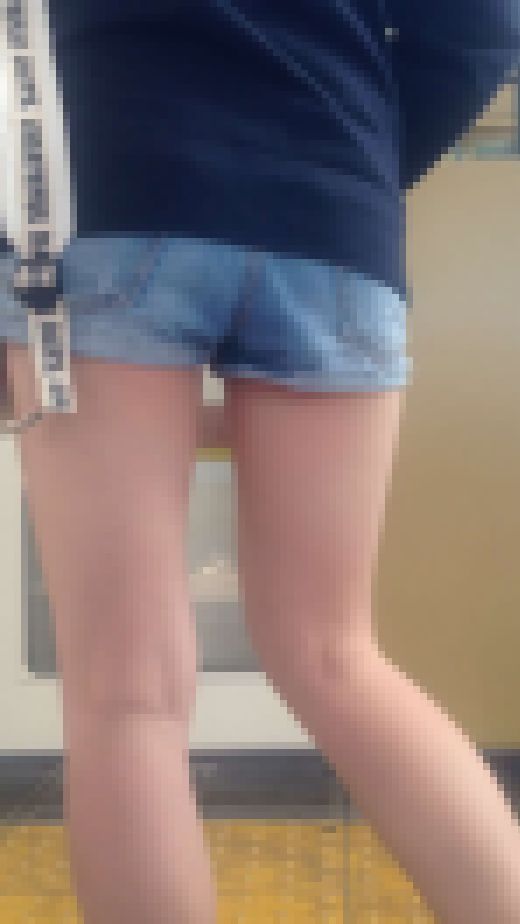 エグい質感生脚JDを至近距離で・・　サンプル画像2
