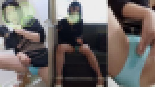 電車内でパンティ露出　染み付きパンチラで挑発してくるエッチなお姉さん　サンプル画像1