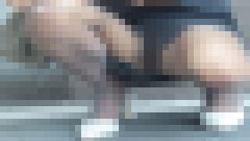 素人娘 Y子のフェチ教育 マンション出入口で管理人おやじにチラチラ見られながら助っ人君とおしゃべり編　サンプル画像1