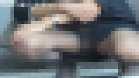 素人娘 Y子のフェチ教育 マンション出入口で管理人おやじにチラチラ見られながら助っ人君とおしゃべり編　サンプル画像2