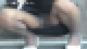 素人娘 Y子のフェチ教育 マンション出入口で管理人おやじにチラチラ見られながら助っ人君とおしゃべり編　サンプル画像3