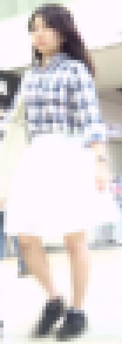 [★新作][★顔出し]パンチラ盗撮 かわいい女子大生 ぷるぷる揺れるピンクパンツ超接近　サンプル画像1