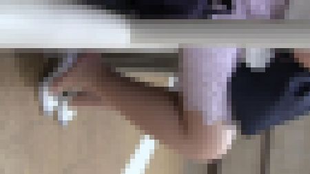 【再販】ムレたパンスト足先を乾かした後、階段を登るお姉さん　サンプル画像2