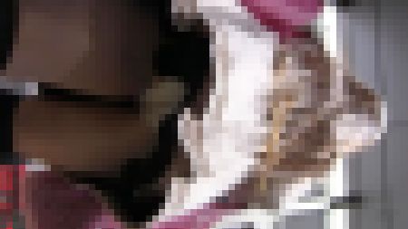 【再販】セーラー服風コートでパンチラ（何かハミ出してる！） サンプル画像