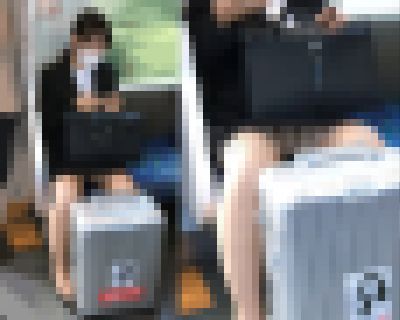 【11/7まで顔ボカシなし】マジ！？ありえへんくらいガニ股開脚して向かいのオッサンにパンツ丸出しになってるリクスーJD【音有り】 サンプル画像