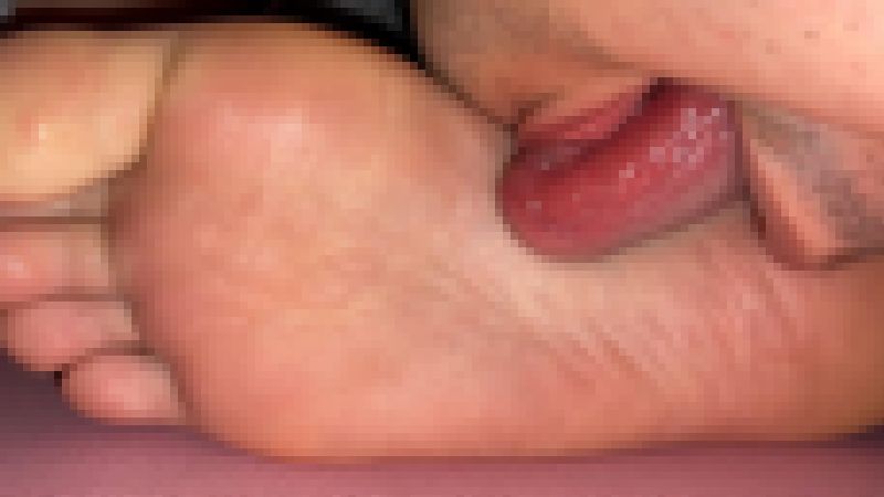 不調の制服女子校生の靴下を脱がせて足裏舐めでしっかり介抱 [KITR-00349] サンプル画像