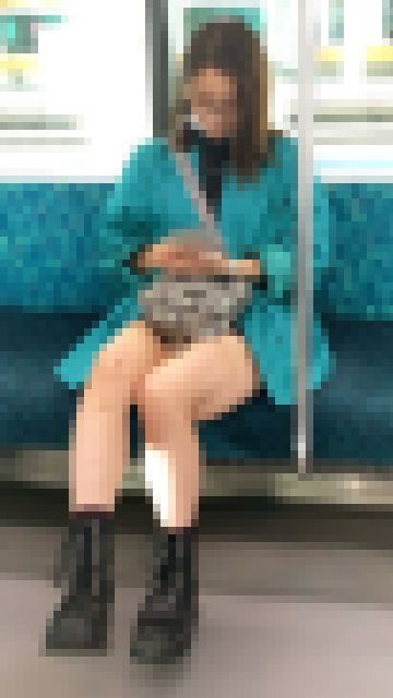 生脚を組んで見せるメガネが似合うオシャレお姉さん（其の二）　サンプル画像1