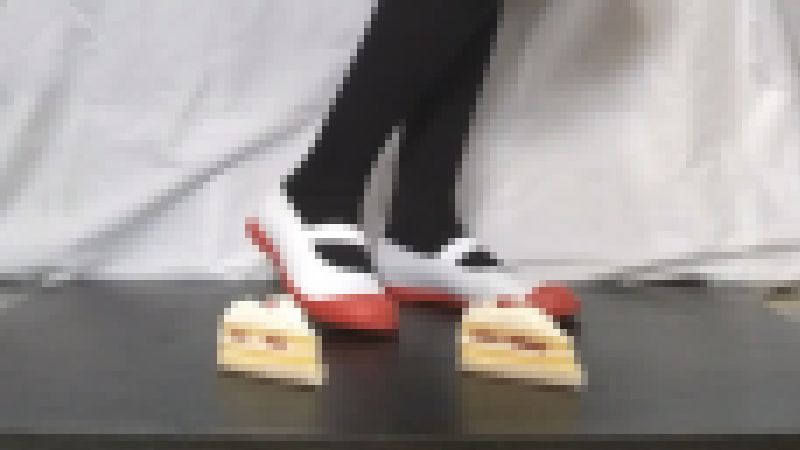 11-2 上履きでショートケーキとロールケーキをめちゃくちゃにする サンプル画像