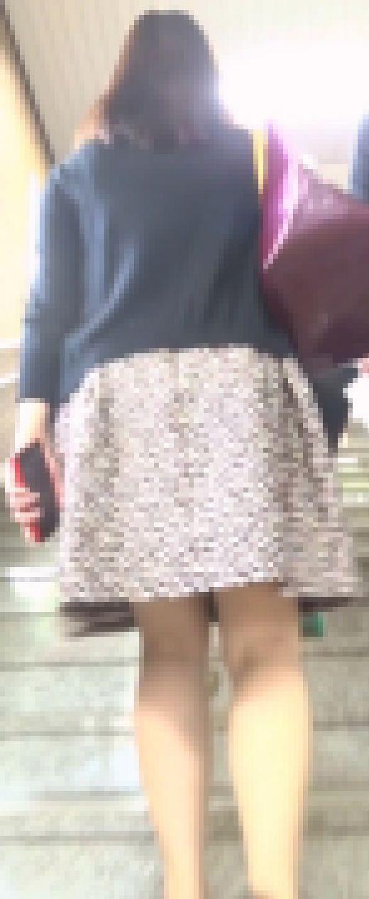 [★新作]パンチラ盗撮 OLさん 食い込みピンクパンツに接近　サンプル画像1