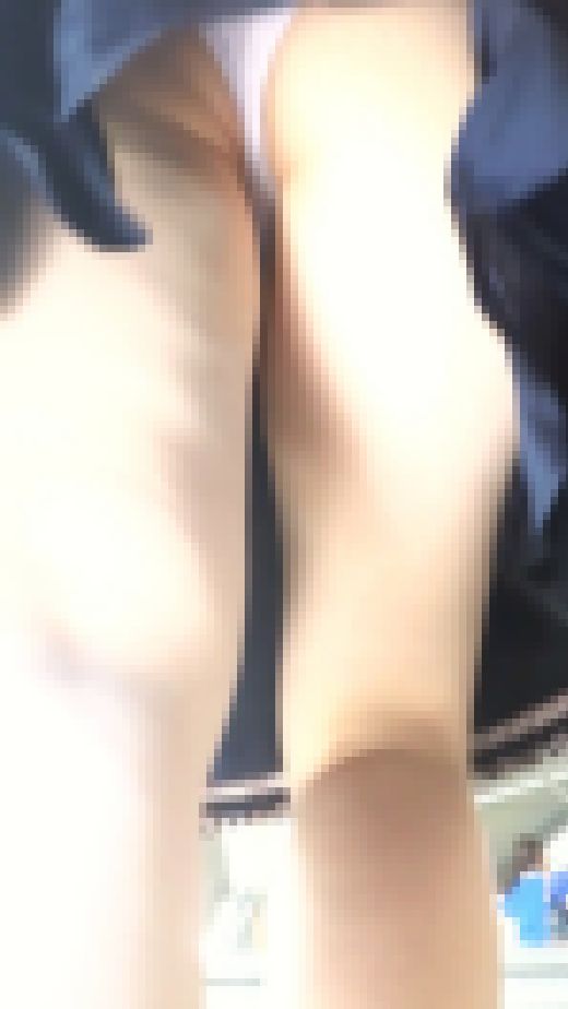 [★新作]パンチラ盗撮 OLさん 食い込みピンクパンツに接近　サンプル画像2